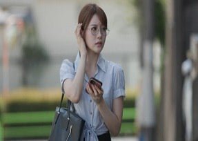 Minami Aizawa, uma repórter luxuriosa, estava sobrecorrente, fazendo com que ela desmaia
